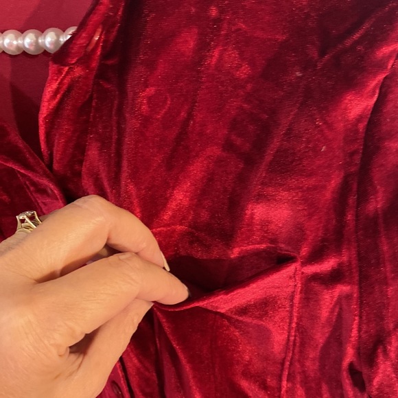 Deep red velvet top with pockets cute for the holidays - Picture 3 of 7